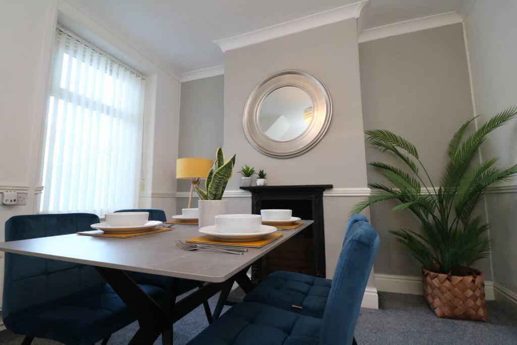 2 Bedroom Characterful House Ленчестър Екстериор снимка