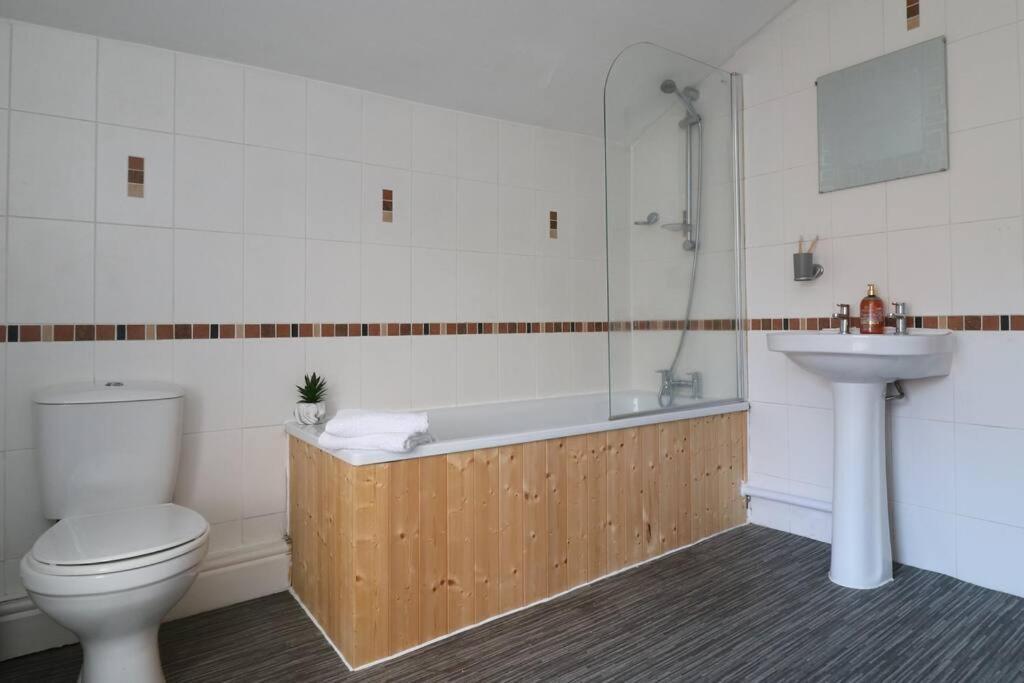 2 Bedroom Characterful House Ленчестър Екстериор снимка