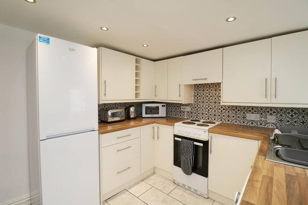 2 Bedroom Characterful House Ленчестър Екстериор снимка